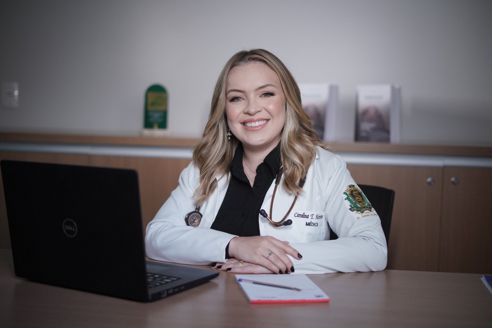 Dra. Carolina Hartmann em seu consultório